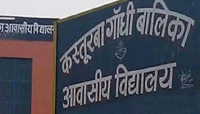 हरदोई: कस्तूरबा गांधी बालिका विद्यालय में पढ़ने वाली छात्राों को नहीं लगती ठंड! सरकार कर रही भेदभाव