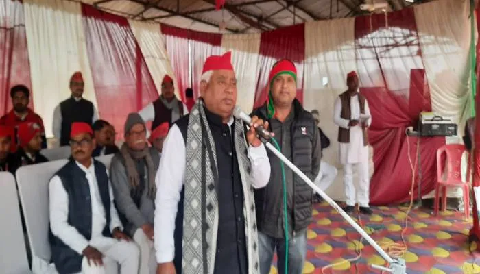यूपी के मुखिया को छुट्टा सांड नहीं दिखते : अवधेश प्रसाद