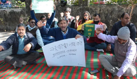 हल्द्वानी: भू कानून लागू करने की मांग, धरने पर बैठे उक्रांद कार्यकर्ता