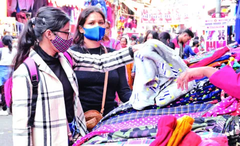 हल्द्वानी: सर्दियों में सजा गर्म कपड़ों का बाजार, डिजाइनर टोपियों का बढ़ा क्रेज