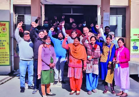 सितारगंज: दो सूत्री मांगों को लेकर एनएचएम कर्मियों का प्रदर्शन