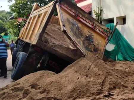 हल्द्वानी: एक दिन पुरानी रॉयल्टी रेता ढोने पर डंपर सीज