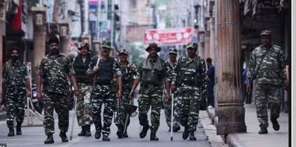 जम्मू-कश्मीर: आतंकवादियों ने बनाया पुलिस टीम को निशाना, दो पुलिसकर्मी शहीद, हमलावरों की तलाश शुरू