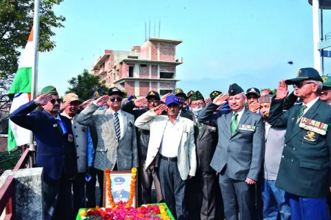 हल्द्वानी: सीडीएस बिपिन रावत के सम्मान में आधा झुकाया राष्ट्रीय ध्वज, पूर्व सैनिकों ने दी श्रद्धांजलि