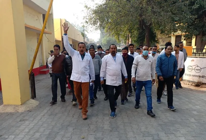 बरेली: सीएमओ कार्यालय में फार्मासिस्टों ने किया धरना प्रदर्शन