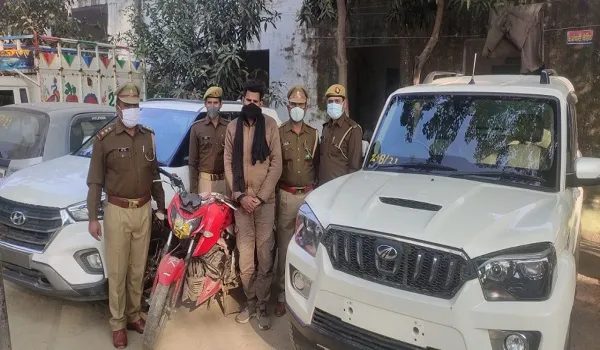 रामपुर : चोरी का वाहन बेचते हुए पकड़ा चोर, तीन फरार