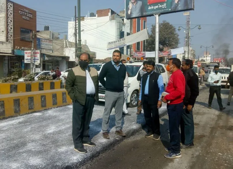 बरेली: सड़कों की गुणवत्ता को परखने के लिए उतरे नगर निगम के अफसर