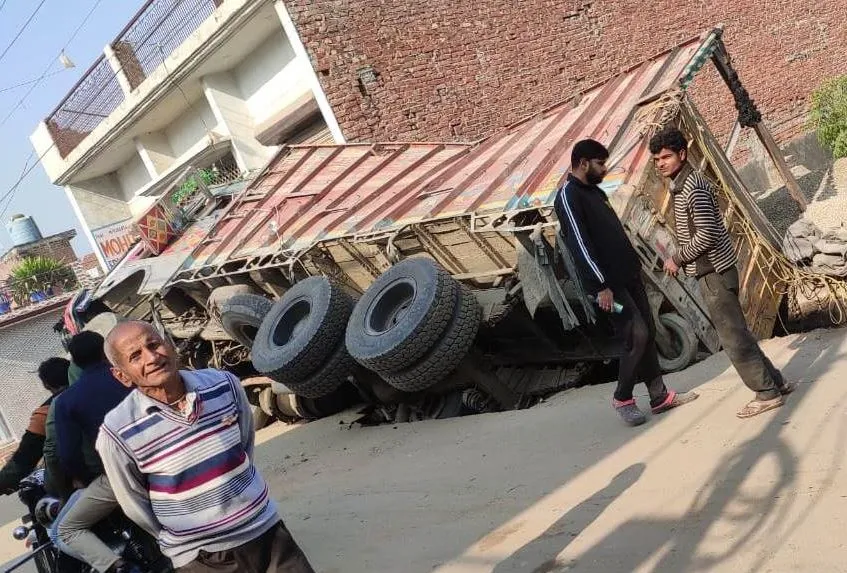 बरेली: नई सड़क के धंस जाने से ट्रक पलटा, टला हादसा