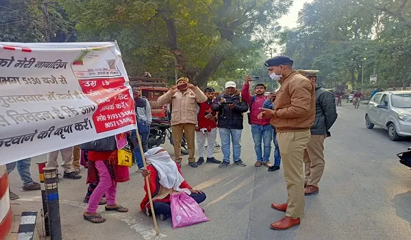 मुरादाबाद : लापता नाबालिग बेटी की बरामदगी को धरने पर बैठी मां