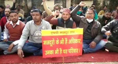 हल्द्वानी: HP कंपनी के बेरोजगारों का दर्द, बोले- भाजपा की डबल इंजन सरकार ने युवाओं को छला