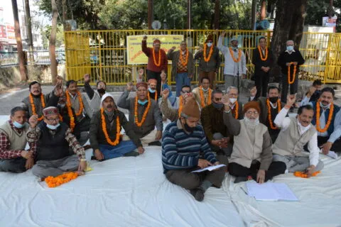हल्द्वानी: पेंशन कटौती के खिलाफ उपवास पर बैठे वरिष्ठ नागरिक, बोले- चुनाव में भाजपा को देंगे जवाब