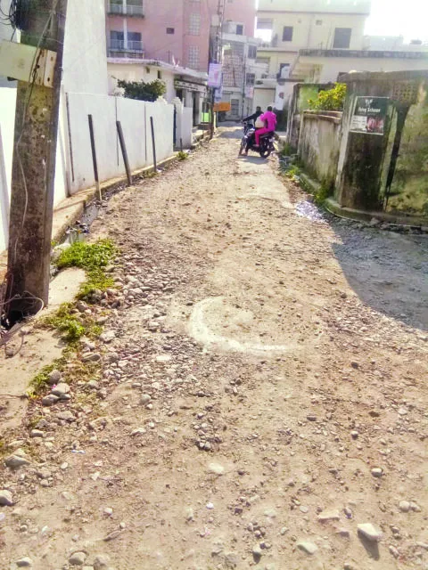 हल्द्वानी:  ‘डेढ़ साल पहले सड़क खोदकर गायब हो गए ठेकेदार’, नाराज लोगों ने दी गुमशुदगी की तहरीर