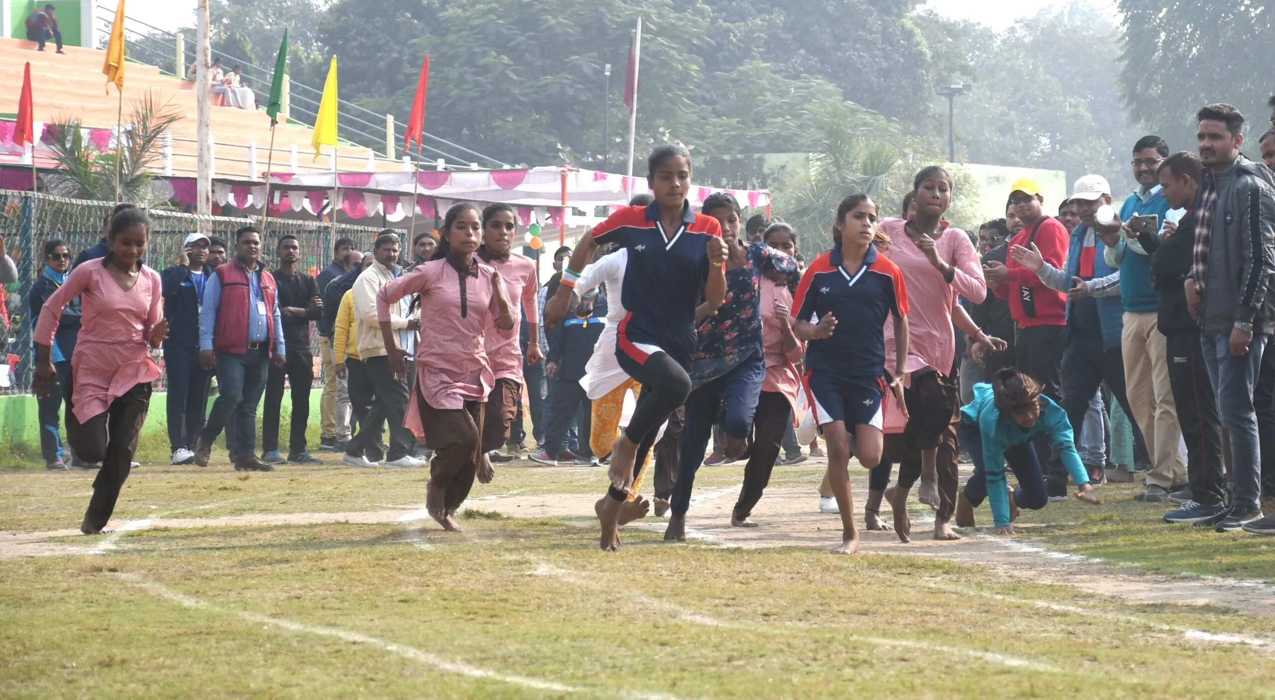 बरेली: खेलकूद प्रतियोगिता में बच्चों को नंगे पैर दौड़ाया, पैरों में चुभे कंकड़