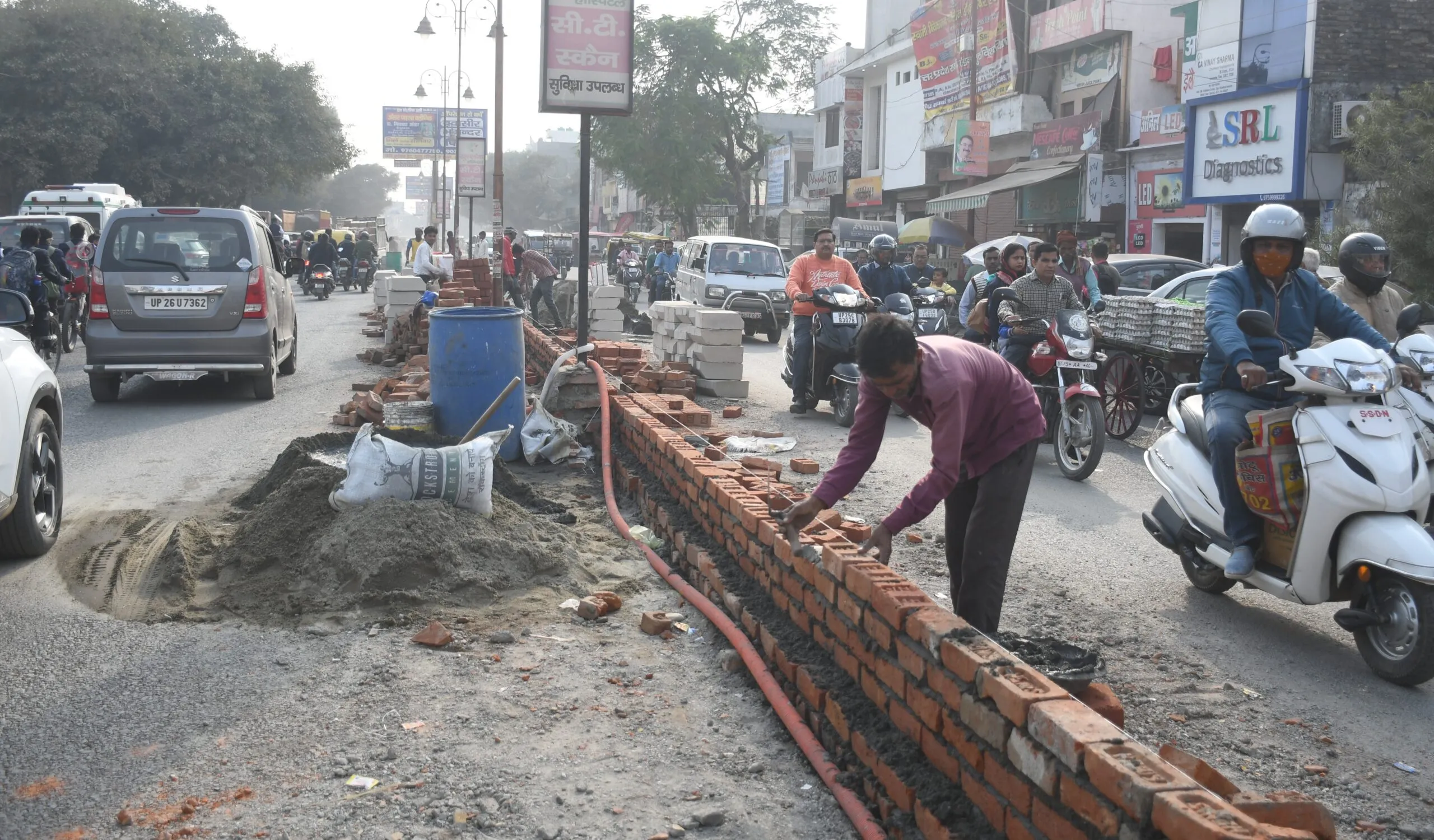 बरेली: डिवाइडर में पीली व पुरानी ईंटें मिली, ठेकेदार से होगी रिकवरी
