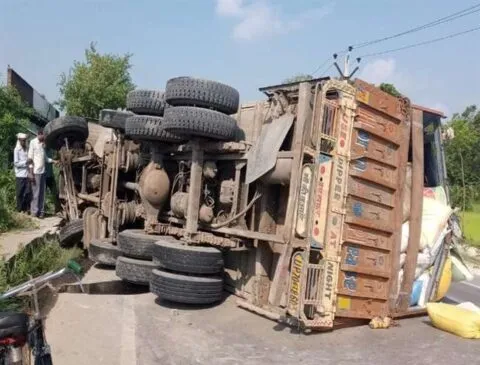 हल्द्वानी: सरकारी चावल से लदा ट्रक हादसे का शिकार, चालक की मौत