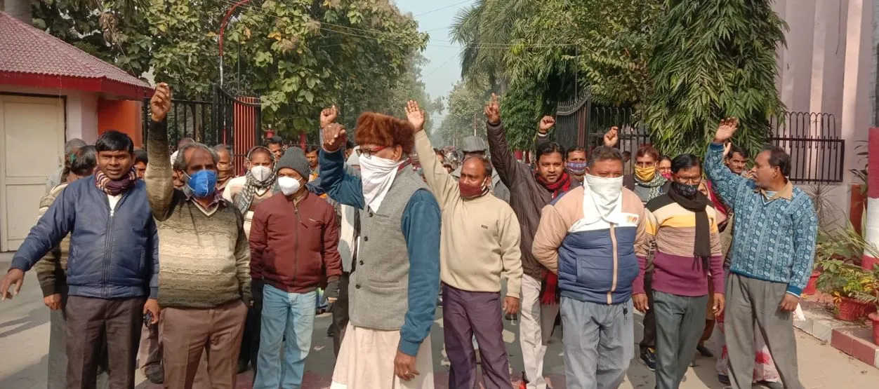 बरेली कॉलेज के कर्मियों ने दी तालाबंदी की धमकी