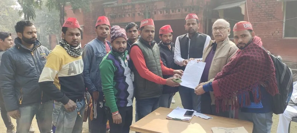 बरेली: ठंड में स्वेटर न बंटने पर छात्रों का चढ़ा पारा