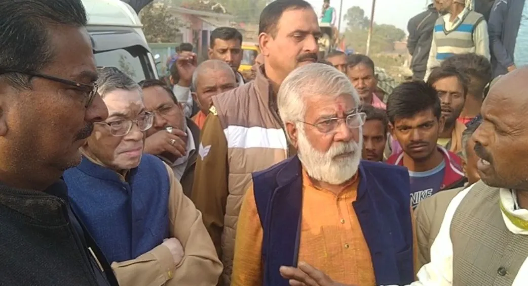 बरेली: संतोष गंगवार, डीसी वर्मा को रहपुरा जागीर गांव में घुसने से रोका