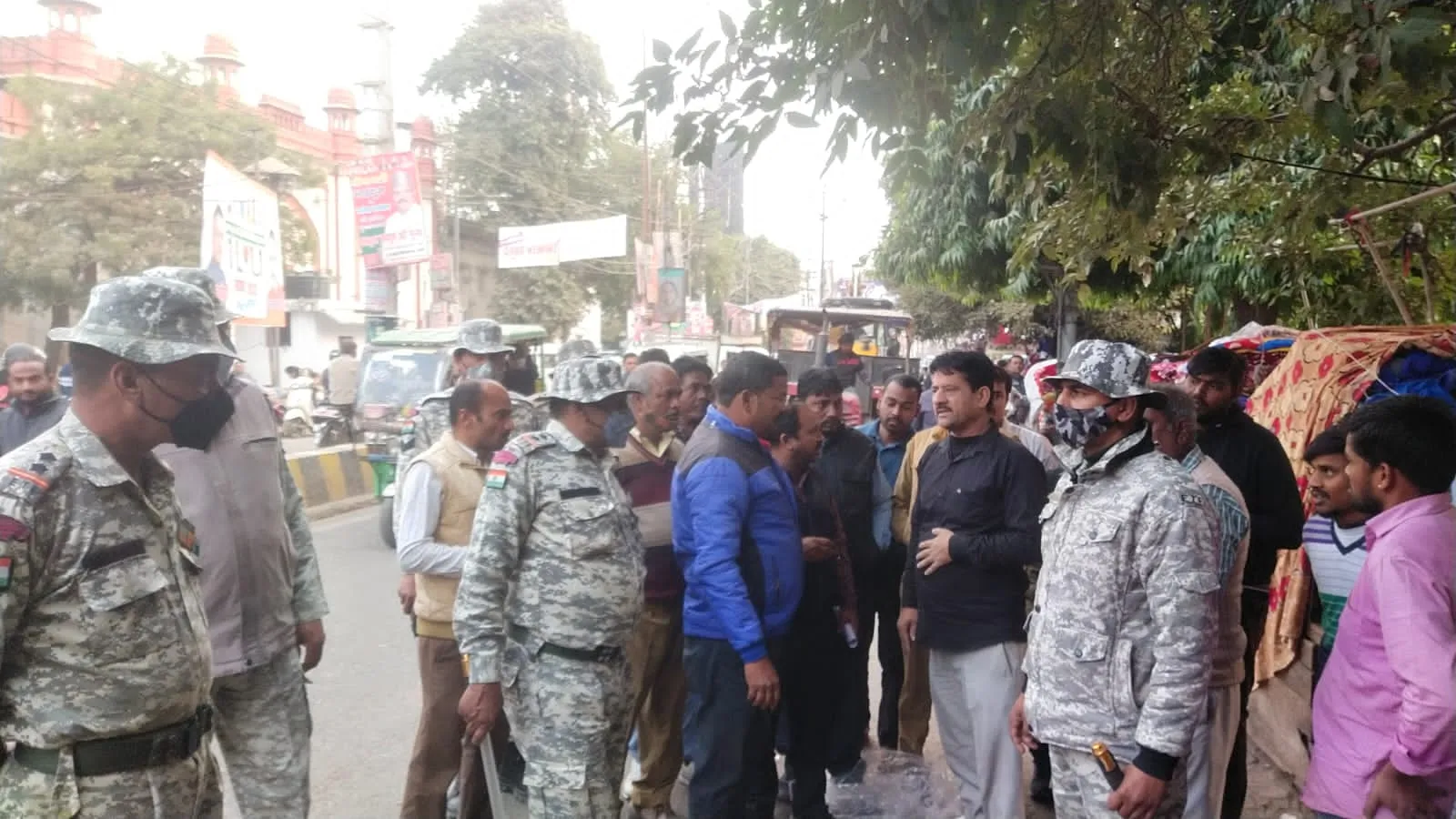 बरेली: इंदिरा मार्केट में अतिक्रमण हटाने के दौरान दुकानदारों से नोकझोंक