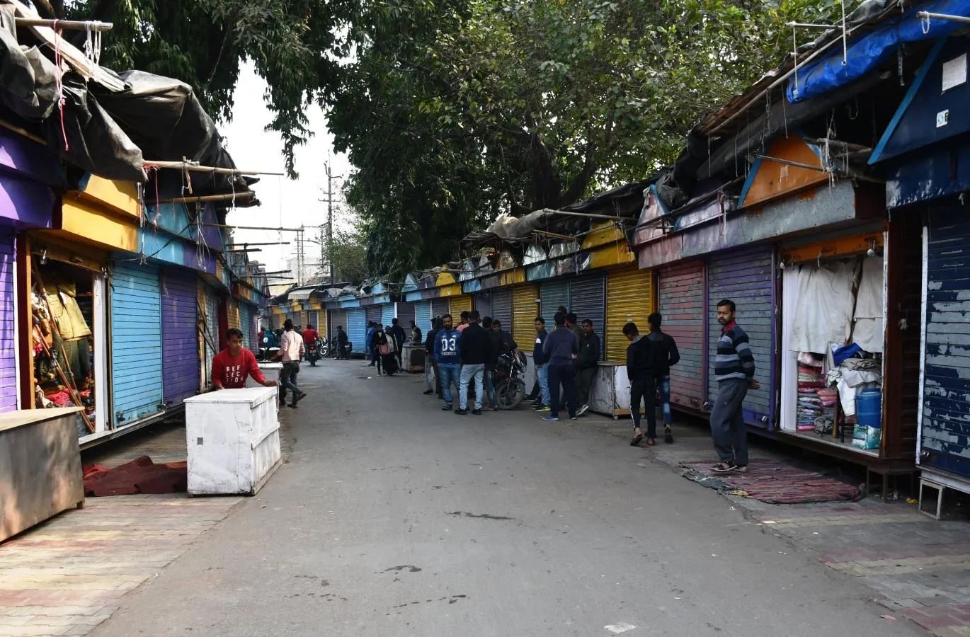 बरेली: साप्ताहिक बंदी पर गिरवाए दुकानों के शटर