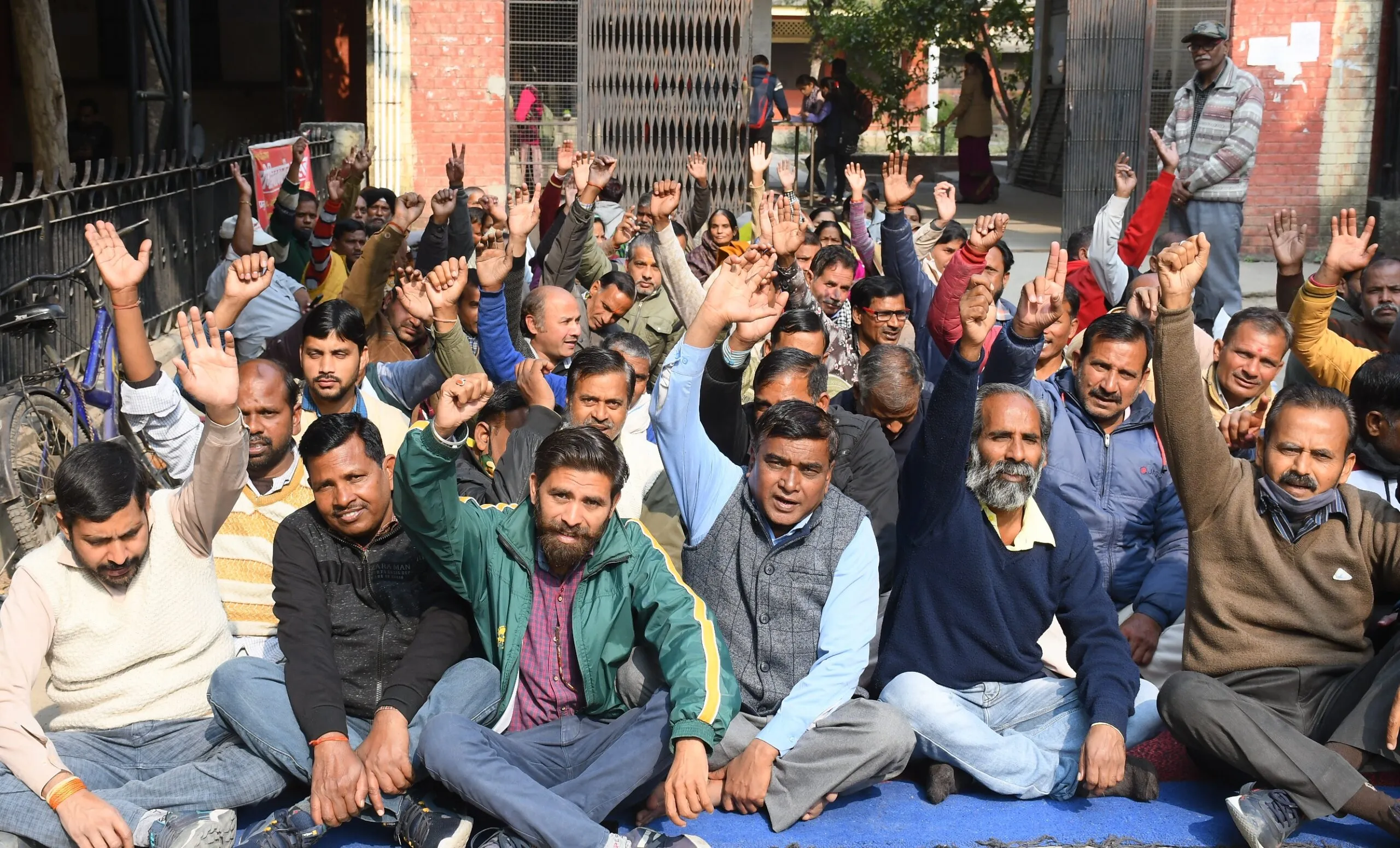 बरेली: कर्मचारियों ने किया कार्य बहिष्कार, तालाबंदी की चेतावनी