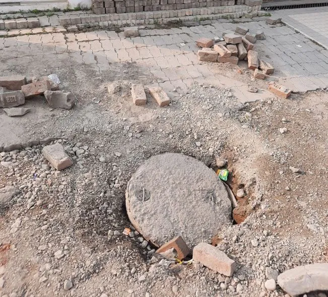 बरेली: आदर्श रोड के बाद अब ठेकेदार तोड़ रहे स्मार्ट सिटी के सीवर