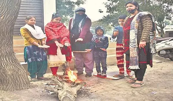 मुरादाबाद : पहाड़ी क्षेत्र में हो रही बर्फबारी से बदला मौसम, ठंड से ठिठुर गए लोग