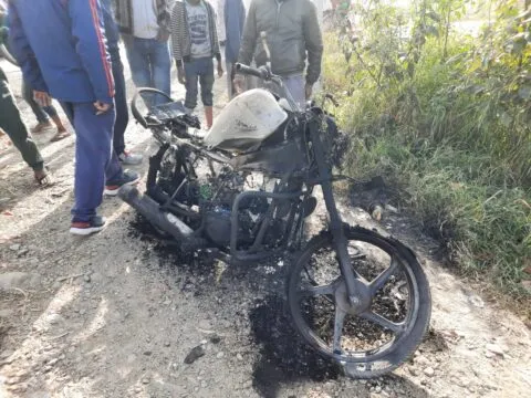 हल्द्वानी: सोती रही मुखानी पुलिस, अराजकतत्वों ने दो बाइकों में लगा दी आग