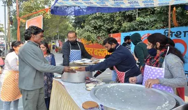 मुरादाबाद : पीली कोठी चौराहा पर जरूरतमंदों को कराया भोजन