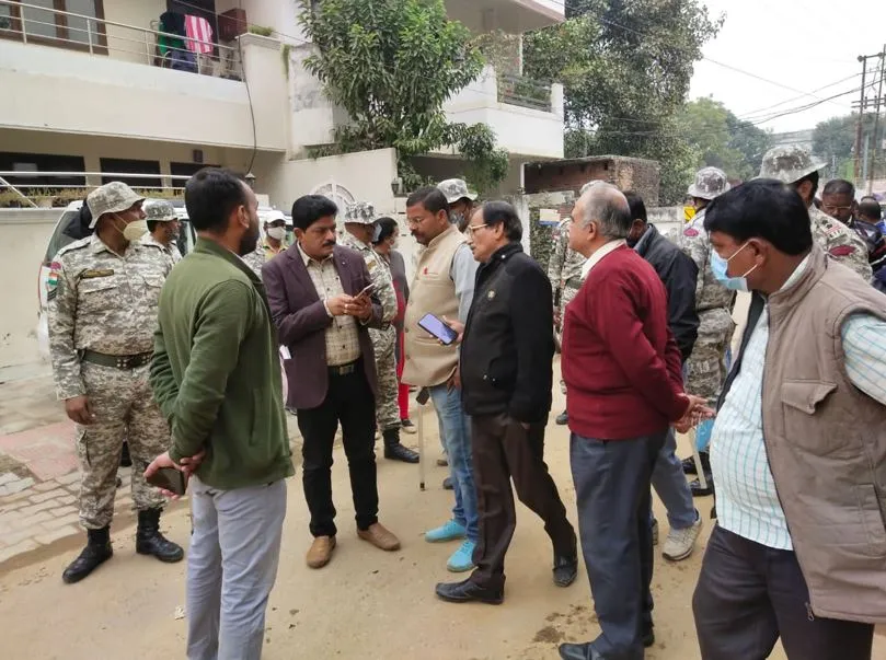 बरेली: नगर निगम की टीम ने रामपुर बाग में हटाया अवैध कब्जा