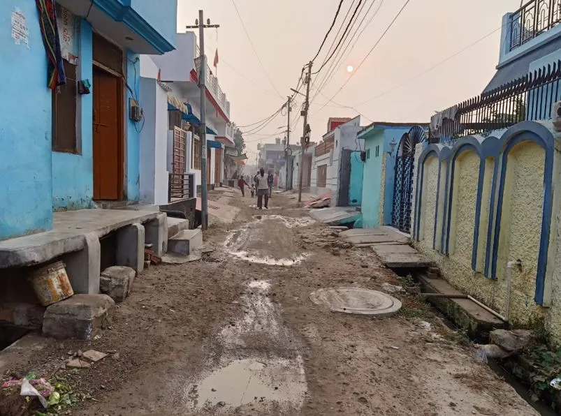 बरेली: जनता के लिए दिक्कत बनी नवादा शेखान की टूटी सड़क