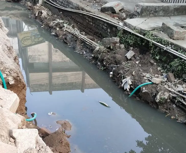 बरेली: सीवर का पानी बहने से दिक्कत झेल रहे लोग