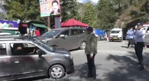 हल्द्वानी: काठगोदाम में चेकिंग के बाद पर्यटकों को मिली नैनीताल जाने की इजाजत