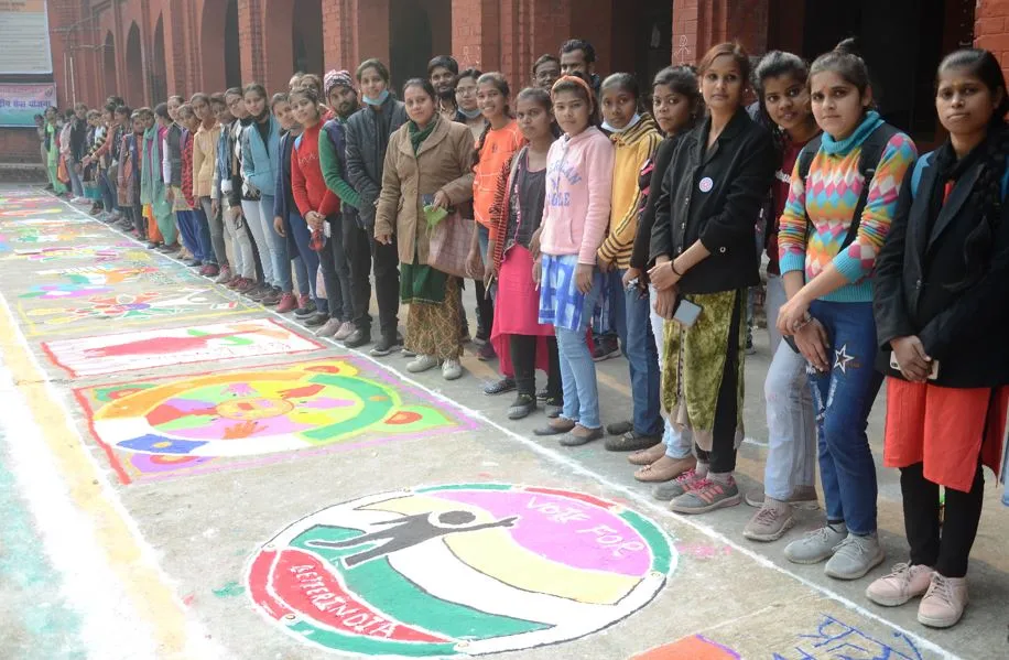 बरेली: 75 फीट लंबी रंगोली बनाकर मतदान के प्रति किया जागरूक