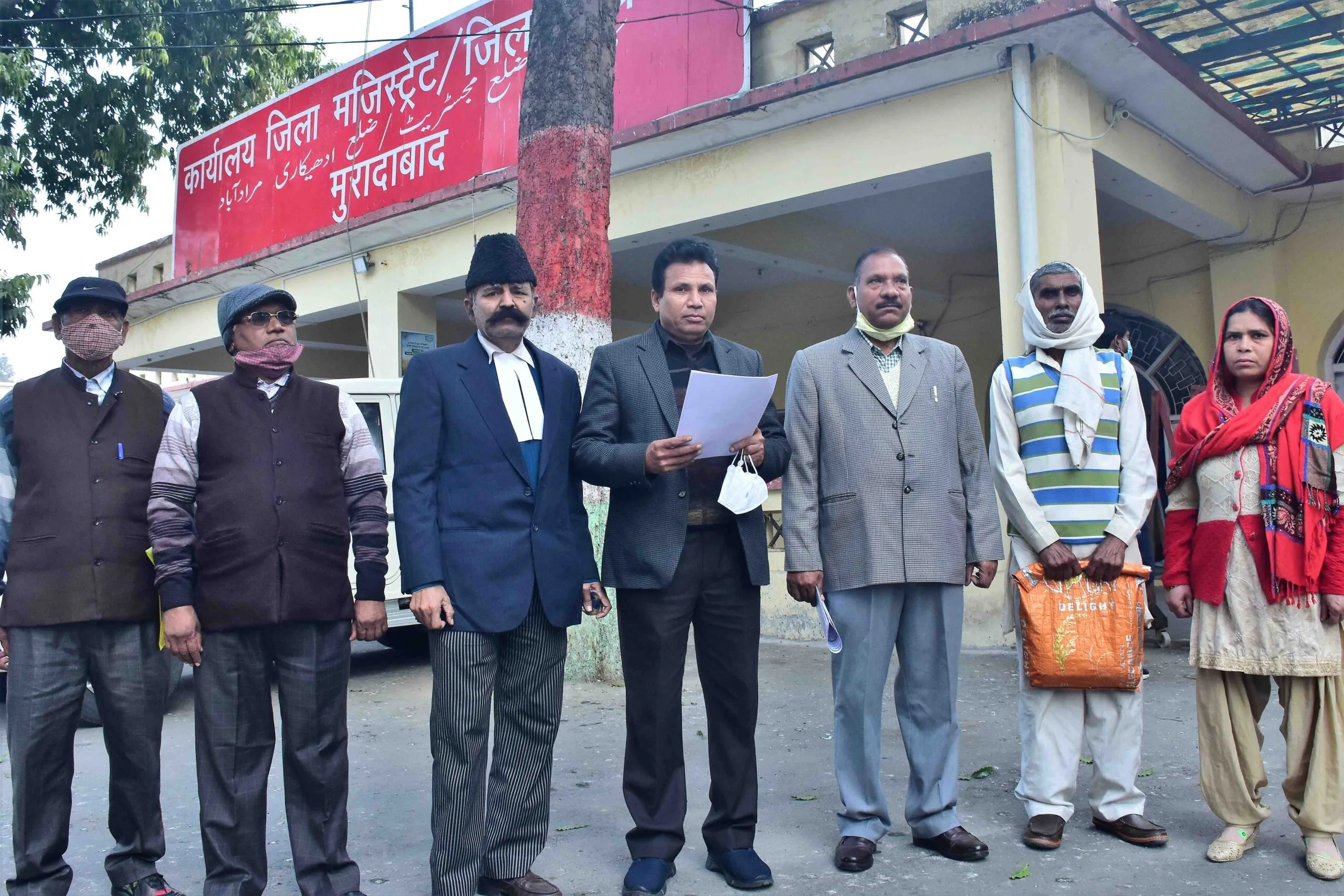 मुरादाबाद : वादा पूरा करे प्रशासन, सिक्योरिटी गार्ड की पत्नी को नगर निगम में दिलाये नौकरी