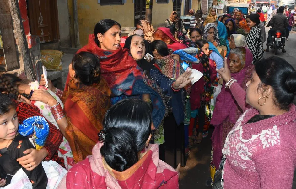 बरेली: राशन लेने के लिए टूट पड़ी लोगों की भीड़
