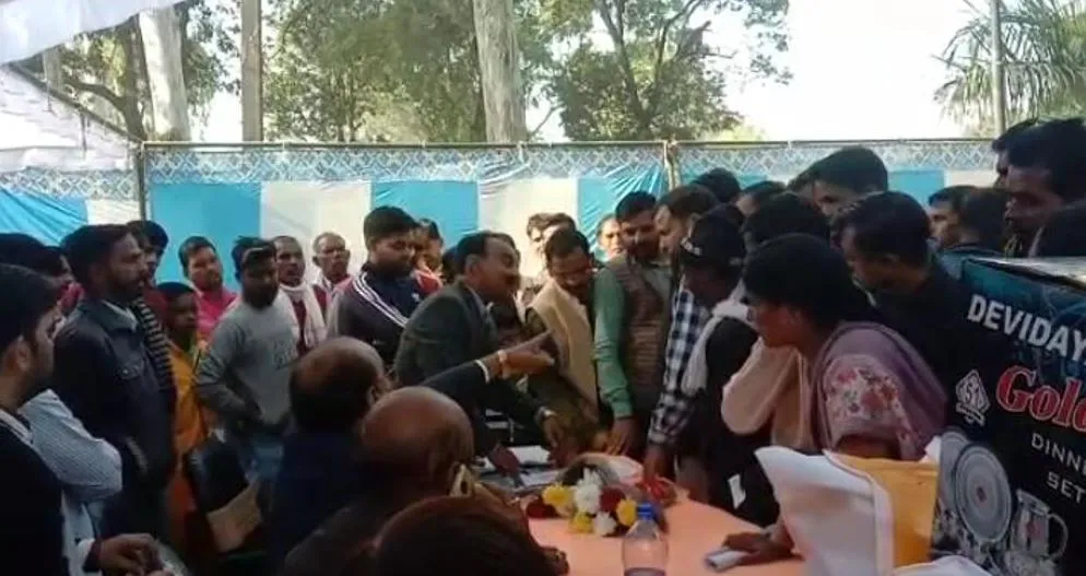 बरेली: सामूहिक विवाह पंडाल में प्रधानों ने काटा हंगामा, रिश्वत लेने का आरोप