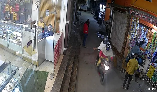 बिजनौर : मिठाई की दुकान के बाहर हवाई फयरिंग से दहशत