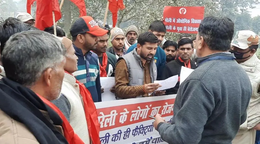 बरेली: रोजगार न देने पर द्वारकेश फैक्ट्री में किया विरोध