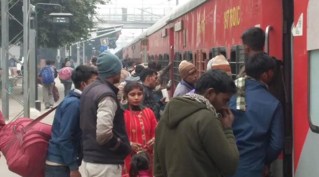 बरेली: ओमिक्रान का खतरा भूल खचाखच भरी ट्रेनों में सफर कर रहे यात्री