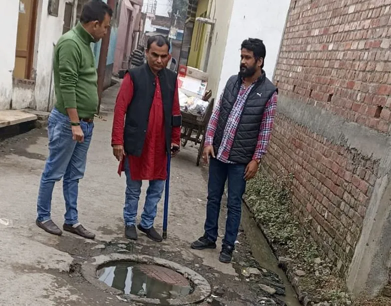 बरेली: सीवर की डिपें टूटने से सड़क पर भर रहा पानी