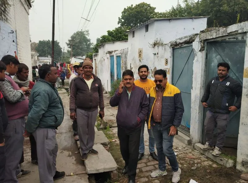 बरेली: रेलवे कर्मचारियों को जबरन दे दिए गए जर्जर आवास