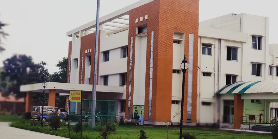 बरेली: गबन में फंसे डा. सतीश को 300 बेड अस्पताल का बनाया था प्रभारी