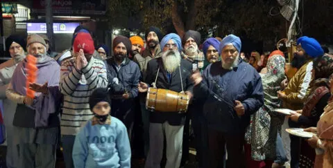हल्द्वानी: प्रकाश पर्व पर निकली दूसरी प्रभात फेरी, पुष्पवर्षा से हुआ स्वागत