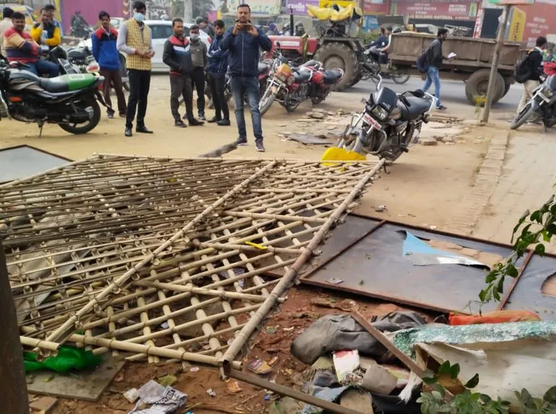 बरेली: पीलीभीत बाईपास पर बजरंग ढाबे के अतिक्रमण को ढहाया