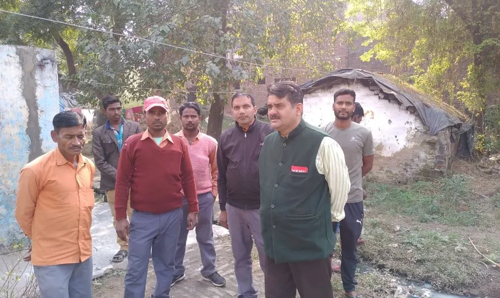 बरेली: पीतांबरपुर में खंडहरनुमा आवास आवंटित होने से रेल कर्मियों में आक्रोश