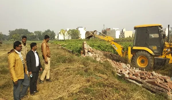 अमरोहा : अवैध कालोनियों पर चला प्रशासन का बुल्डोजर