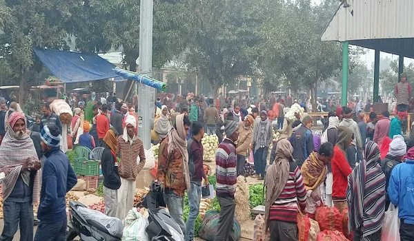 अमरोहा : सब्जी मंडी में खरीददारों को नहीं रहा कोरोना का खौफ, जनता ने बनाई मास्क से दूरी