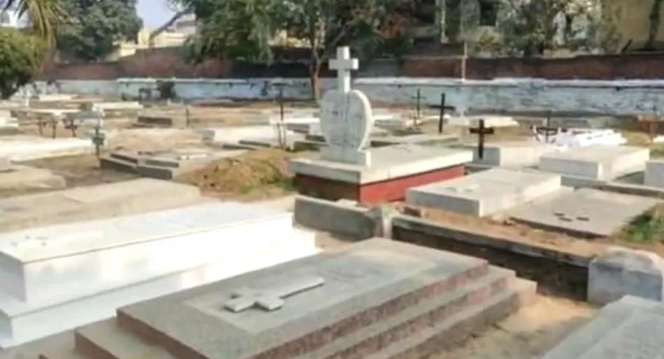 बरेली: ईसाई समाज के लोग कब्र खोदकर शव दफनाने को मजबूर