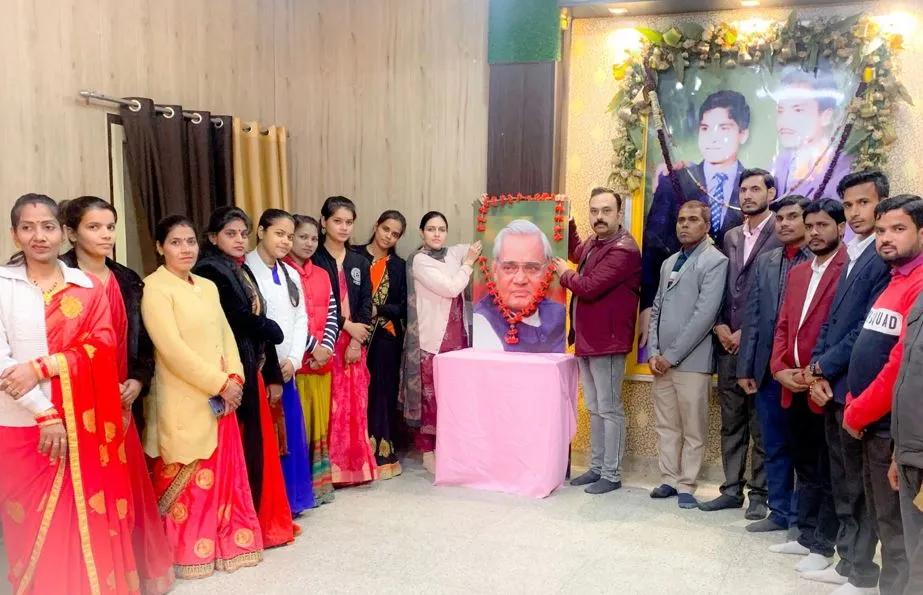 बरेली: प्रेम सुरेश फाउंडेशन ने मनाई अटल बिहारी वाजपेयी की जयंती